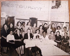 Fotografía cubana/cubana década de 1950: mujeres blancas y negras en un restaurante - 8x10 - Imagen 1 de 1