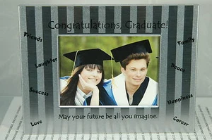 ¡FELICITACIONES GRADUADO! MARCO DE FOTOS PLATEADO ~ Nuevo en caja de regalo blanca 3" x 4,5"  - Imagen 1 de 3