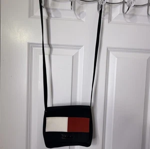 Tommy Hilfiger Bandolera Pequeña Cartera Azul Marino Rojo Blanco Cuadrado Forro Plateado - Imagen 1 de 11