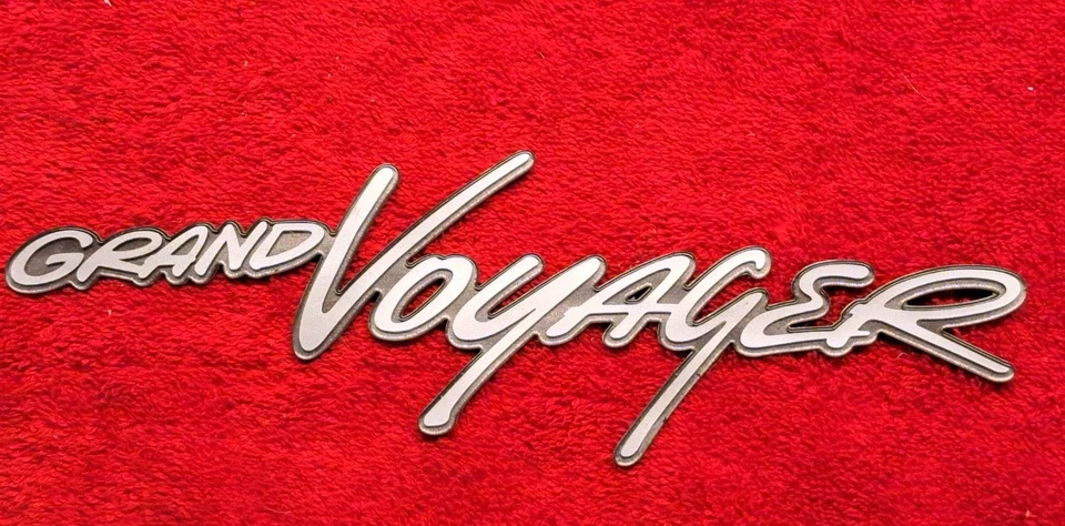 Original 1996-1997-1998-1999-2000 Plymouth Grand Voyager puerta levadiza emblema-insignia Foto 1 de 4