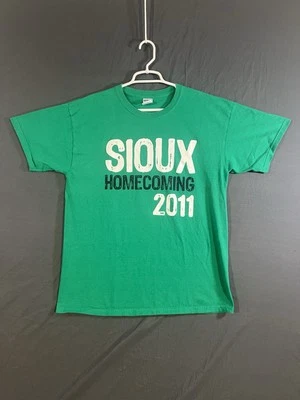 Camiseta Grande University Of North Dakota Fighting Sioux 2011 Homecoming Gráfico Foto 1 de 4