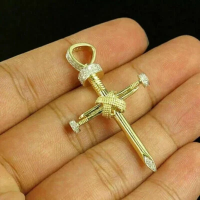 Colgante de uñas cruzadas de diamantes de moissanita de corte redondo de 2,00 quilates enchapado en oro amarillo de 14 quilates Foto 1 de 4