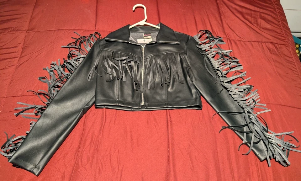 Chaqueta de vinilo para mujer color negro con flecos en la chaqueta y en las mangas Foto 1 de 1