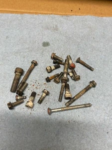Varios herrajes de una motosierra Craftsman modelo 358.352320, 2.3CID, 16" - Imagen 1 de 3