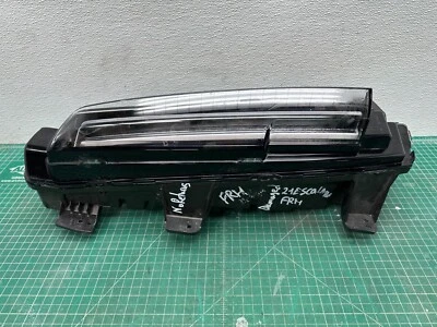 21-24 凯迪拉克凯雷德前右乘客侧 LED 雾灯原始设备制造商 — 第 1/4 张图片