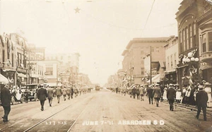 Tarjeta postal con foto real Aberdeen SD 7 de junio de 1911 carro de marcha escaparates - Imagen 1 de 2