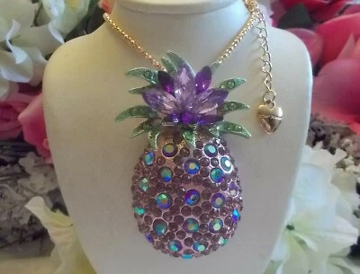 COLLAR COLGANTE BETSEY JOHNSON BRILLANTE GRANDE CON INCRUSTACIONES DE CRISTAL DE PIÑA PÚRPURA Foto 1 de 4