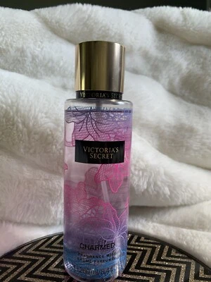 Парфюмерный туман Victoria's Secret Charmed 8,4 жидких унции снят с производства - Изображение 1 из 2