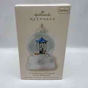 Hallmark A Gathering of Friends Winter Wonderland Adorno de Navidad 6ª Serie - Imagen 1 de 3