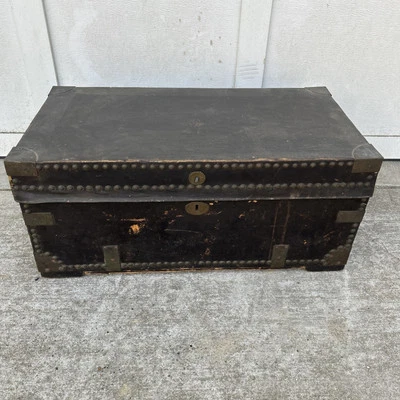 ANTIGUO BAÚL DE MADERA DE ALCANFOR CUBIERTO Y ENCUADERNADO EN LATÓN SIGLO XIX de exportación Foto 1 de 4