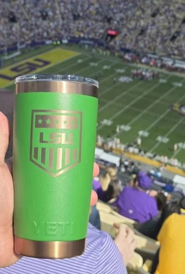 Vaso Saludo al servicio LSU Tigers Stadium Yeti 20 OZ edición limitada 2025 Foto 1 de 4