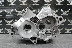 Honda CR125R 2000 99-02 OEM MOTOR DERECHO CÁRTER CÁRTER CÁRTER 11100-KZ4-L10 BONITO - Imagen 1 de 21