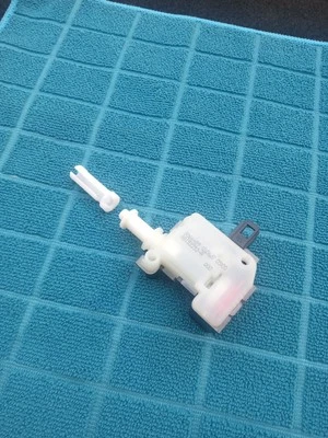 Actuador de motor de cerradura de puerta de llenado de combustible genuino Hella Alemania para Audi TT 00-06 Foto 1 de 4