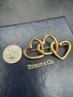 Broche prendedor Tiffany & Co triple corazón oro amarillo 14K 7,8 gramos con caja vintage Foto 1 de 4