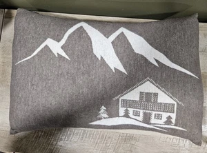 David Fussenegger Lendenkissen Alpin Chalet Lodge verschneit Winter Berg Luxus - Bild 1 von 5