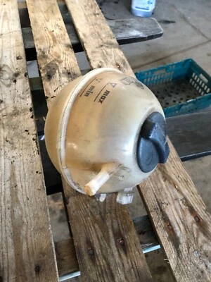 VW T4 TRANSPORTER 1999 2.5 TDI RADIATOR EXPANSION RESERVOIR AND CAP 701121407C - Image 1 of 3