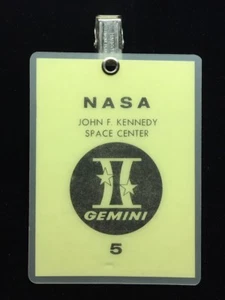 PROJECT GEMINI 5 NASA ISSUED LAMINATED BADGE L. GORDON COOPER & PETE CONRAD - Picture 1 of 2