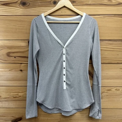 Camisa Lululemon Mediana Gris Blanco Rayas Cuello en V Agujeros para Pulgar Botones Suave B133 Foto 1 de 4