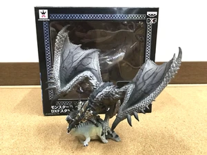 Monster Hunter Figure Silver Rathalos CAPCOM - Picture 1 of 6