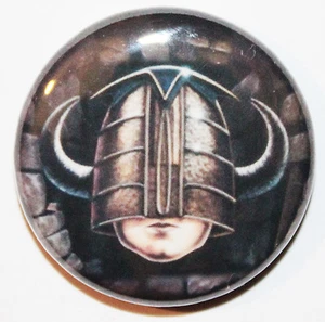 Pin de insignia ""casco"" para programa de televisión Knightmare de 1" (25 mm) - alta calidad - Imagen 1 de 2