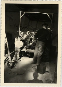 PHOTO ANCIENNE - VINTAGE SNAPSHOT - TRACTEUR GARAGE MÉCANIQUE PANNE - TRACTOR - Picture 1 of 1