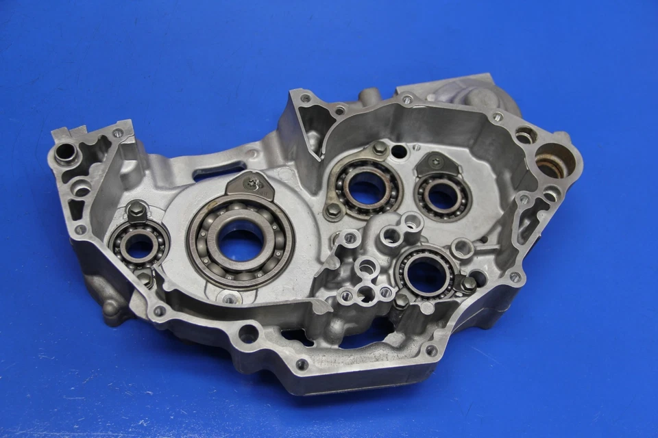 03-05 YZ450F YZ 450F 2005 lado derecho cárter cárter cárter medio extremo inferior Foto 1 de 4