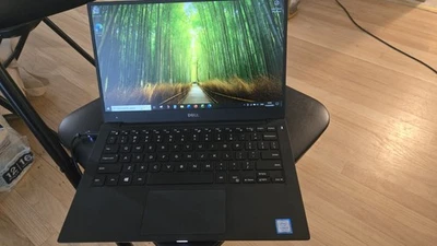 Laptop Dell XPS 13 9360 plateada i5 procesador de 7ª generación Foto 1 de 4