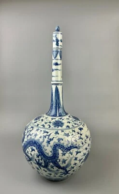 18C Yongzheng 清雍正仿成化 青花細頸龍紋瓶 Un gran jarrón dragón cuello largo azul y blanco Foto 1 de 4