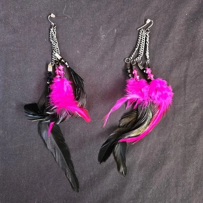 Pendientes colgantes de plumas de imitación negro y rosa cola cónica Western Boho Foto 1 de 4