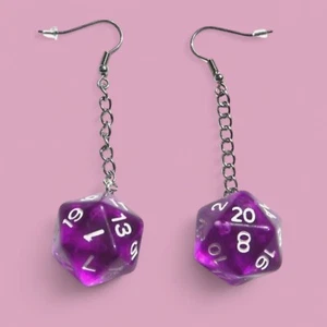 LILA D20 WÜRFEL OHRRINGE 20-seitig Würfel RPG Gamer Girl DnD Nerd Schmuck E2 - Bild 1 von 3
