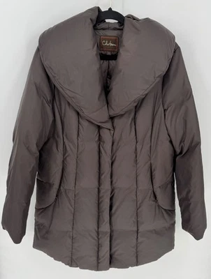 Abrigo acolchado de plumón marrón talla grande Cole Haan para mujer almohada cuello con capucha Foto 1 de 4