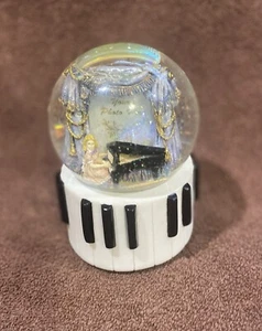 Westland 1997 donna che gioca pelliccia Elise Snow Globe usato #2816 aggiungi foto - Foto 1 di 5