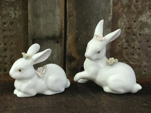 Set of 2 Porcelain Albino White Easter Bunny Rabbit Figurines w flowers NICE! - Imagen 1 de 8