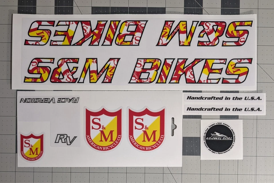 JUEGO DE CALCOMANÍAS BMX IMPRESIÓN ESCUDO AUTOCARAVANA S&M Bikes Versión Negra Foto 1 de 1