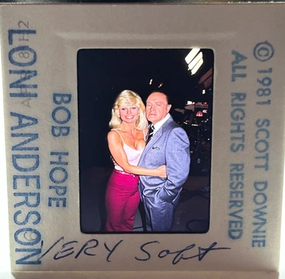 Foto de diapositiva original de 35 mm de Loni Anderson y Bob Hope sexy foto de celebridad 1981 Foto 1 de 2