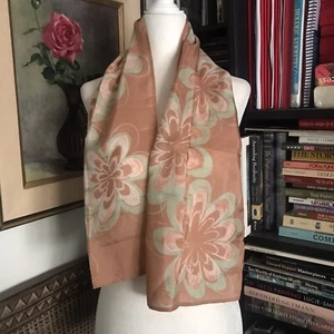 Bufanda de satén con estampado floral en espiral naranja y verde silenciada oblonga Cath 11" x 44" - Imagen 1 de 7