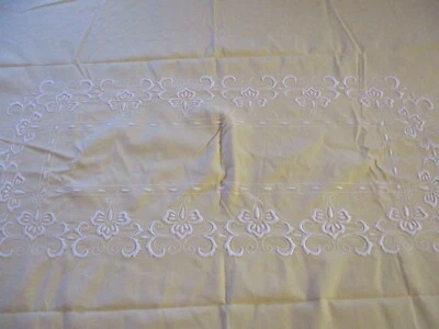 Nappe N°347 jaune brodée en coton 260 x 165 cm Descamps - Photo 1/4