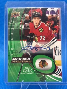 2022-23 UD Trilogy Rookie Rendition Autos Alex Vlasic RR-24 Green 03/99 (RC, AU) - Bild 1 von 2