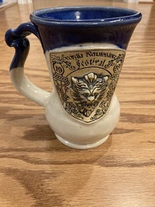 Georgia Renaissance Faire Keramik Becher blau Tasse Stein 1998 3D Hochrelief Löwe - Bild 1 von 6