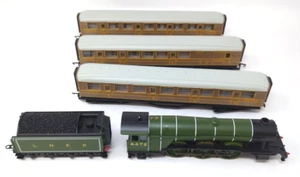 Hornby OO Scale Flying Scotsman Model Railway Locomotive Steam Fast Shipping - Picture 1 of 8