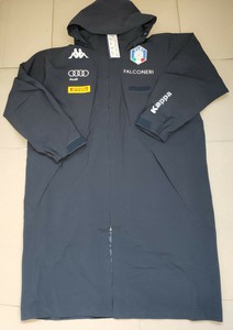 Grigio scuro, pennellata tricolore: la tuta da sci Armani della