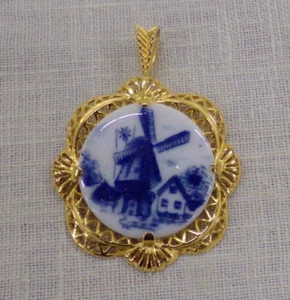 Danbury Mint Bavaria Germany Bareuther Waldsassen Gold Tone Necklace Pendant - Picture 1 of 3