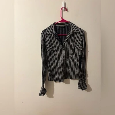 Camisa New York & Company blanca y negra a rayas con botones talla pequeña Foto 1 de 4