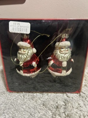 Adornos de vidrio Dennis East de Santa con brillo  Foto 1 de 2