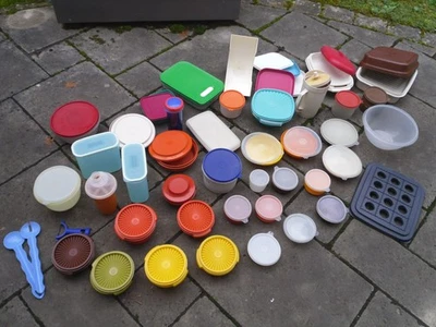 Gebrauchte Tupperware über 40 Teile Dosen, Sonnendeckel, Brotbehälter, Teller, - Bild 1 von 4