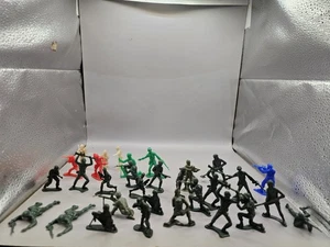 Lotto misto uomo esercito grigio plastica vintage non marcato  - Foto 1 di 4