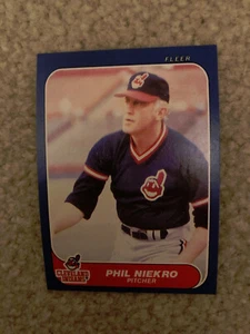 Lot of (45 tot) HOF Phil Niekro (35) 1986 Fleer Up #U-81/(10) 86 Topps Tr #77TNM - Bild 1 von 2