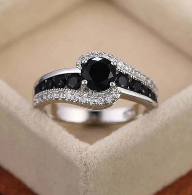 Anillo de compromiso de diamantes negros de corte redondo de 2 quilates enchapado en oro blanco de 14 quilates Foto 1 de 4