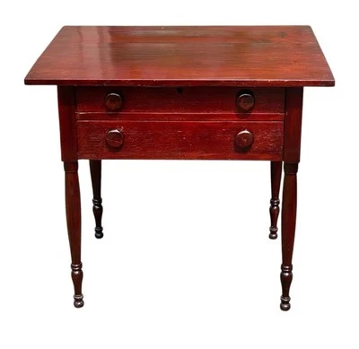 Antigua mesa de trabajo de pino Pennsylvania con escudo en forma de corazón Foto 1 de 4