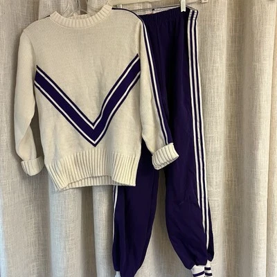 De Colección Uniforme de Animadora Púrpura Blanco M Pantalones Suéter Años 70 EE. UU. Preppy Colegial Foto 1 de 4